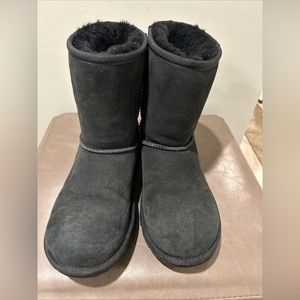 UGG Kids Classic II Boot size 6 in Black